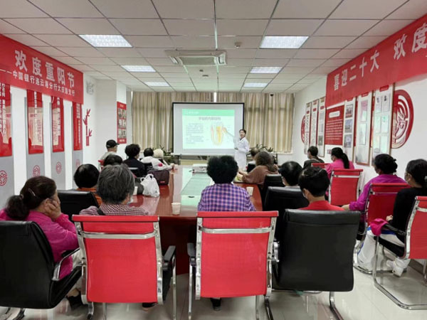 成宏口腔醫(yī)院公益行丨走進(jìn)銀行、社區(qū)，科普講座＋義診，我們一直在行動(dòng)！